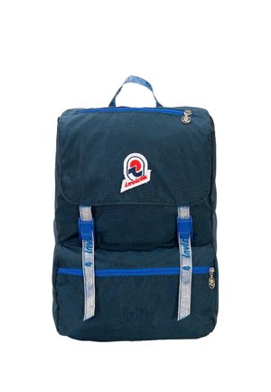 Zaino blu navy realizzato in tessuto resistente, con chiusura a patta, cerniere blu, tasca frontale e logo ricamato sul davanti.