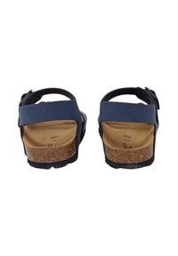Sandali blu con doppio cinturino e sottopiede in sughero, suola in gomma nera e cinturino posteriore regolabile, che mostrano un design minimalista.