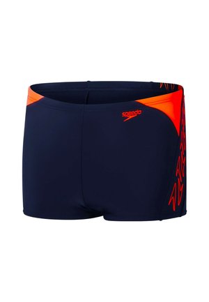 Pantaloni da nuoto blu navy con accenti arancioni. Presentano un design elegante e uno stile aderente, realizzati con materiale adatto per il nuoto, con dettagli del logo.