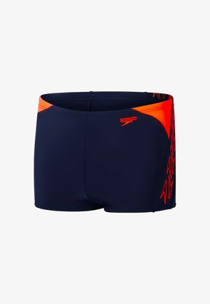 Pantaloni da nuoto blu navy con accenti arancioni. Presentano un design elegante e uno stile aderente, realizzati con materiale adatto per il nuoto, con dettagli del logo.