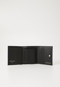 Portafoglio in vera pelle nera con superficie testurizzata, numerosi scomparti per carte e dettagli di branding dorati. Design aperto, compatto e funzionale.