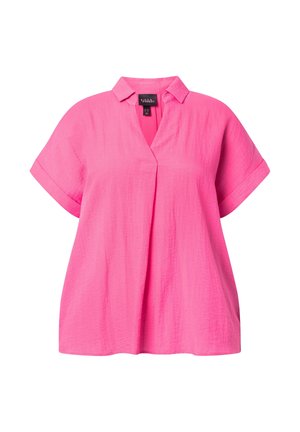 Felroze blouse met korte mouwen, omgeslagen manchetten, een V-hals en een kleine kraag, weergegeven op een effen witte achtergrond.