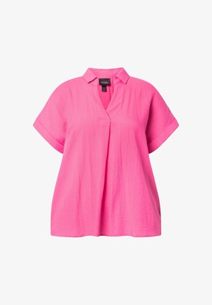 Kirkkaan pinkki, lyhythihainen paita, jossa taitetut kalvosimet, V-aukkoinen pääntie ja pieni kaulus, esitetty yksinkertaisella valkoisella taustalla.