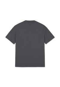 Czarny, krótki t-shirt z szewami, wykonany z prążkowanej tkaniny, z okrągłym dekoltem i prostym wykończeniem. Posiada subtelną detalę logo na dolnej lewej stronie.