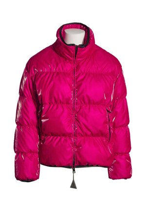 Chaqueta acolchada brillante de color rosa intenso con cuello alto y cremallera frontal, exhibida en un maniquí sin cabeza sobre un fondo blanco.