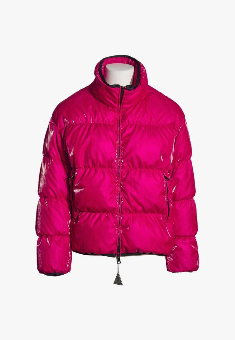 Doudoune brillante rose vif avec col montant et fermeture éclair à l'avant, exposée sur un mannequin sans tête sur fond blanc.