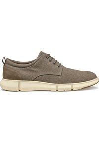Scarpe da uomo in tessuto marrone con tallone in suede, allacciatura a cinque occhielli e suola in gomma beige con dettagli testurizzati.