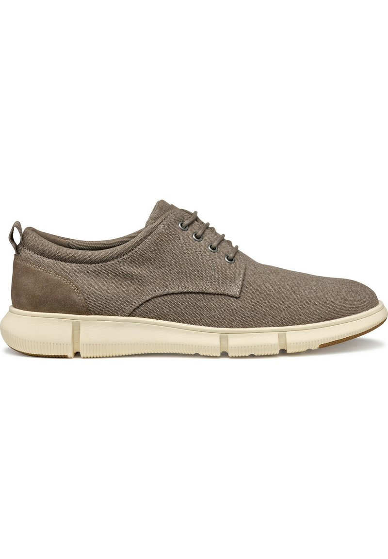 Scarpe da uomo in tessuto marrone con tallone in suede, allacciatura a cinque occhielli e suola in gomma beige con dettagli testurizzati.