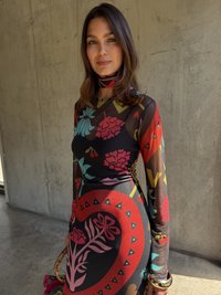 Langermet kjole med et dristig blomstermotiv og hjerter i rødt, rosa, blått og gult på en svart bakgrunn. Glatt, elastisk stoff.