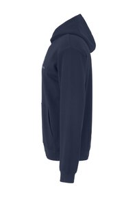 Sudadera azul marino hecha de una mezcla de algodón, con un bolsillo frontal, puños acanalados y capucha con cordón. Textura suave, diseño casual.