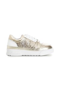 Sneakers metallici oro e bianchi con finitura testurizzata, design con lacci e suola bianca sollevata. Presentano un logo in rilievo e linee eleganti.