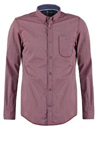 Chemise homme à manches longues boutonnée en bordeaux atténué avec poche poitrine boutonnée et doublure intérieure de col bleu foncé contrastante.
