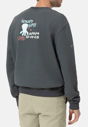 Sudadera de cuello redondo de felpa gris con texto divertido y un gráfico de pulpo en la parte posterior. Puños y dobladillo acanalados, corte relajado, textura suave.