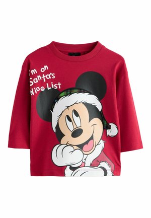 Rotes Langarmshirt mit Mickey Mouse, der eine Weihnachtsmütze trägt, und dem Text "I'm on Santa's Nice List" auf der Vorderseite.