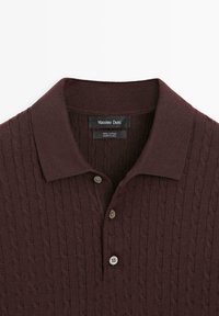 Donkerbruine katoenen polo met kabelbreisel, een korte kraag en drie knopen, met label Massimo Dutti, gemaakt in China.