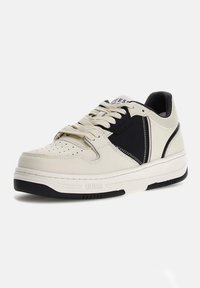 Sneakers in pelle bianca con dettagli neri e suola testurizzata. Lacci spessi e design della punta perforato per la ventilazione.