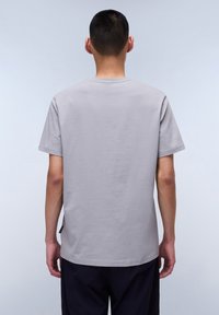 Světle šedé bavlněné tričko s kulatým výstřihem, krátkými rukávy a přímým lemem. Minimalistický design bez grafik a vzorů.