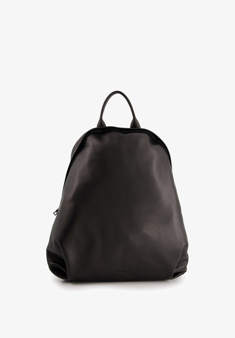 Sac à dos en cuir noir avec une surface texturée, une forme arrondie, des poignées supérieures doubles et des zips sur les côtés pour un accès de rangement.