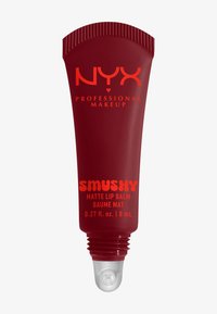 Baume à lèvres mat Smushy NYX dans un tube rouge avec un capuchon à vis, présentant des rainures embossées, une typographie orange et un embout applicateur blanc.