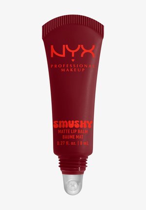 NYX Smushy Matte Lip Balm in einer roten Tube mit Drehverschluss, ausgestattet mit eingeprägten Rillen, orangefarbener Typografie und einer weißen Applikatorspitze.
