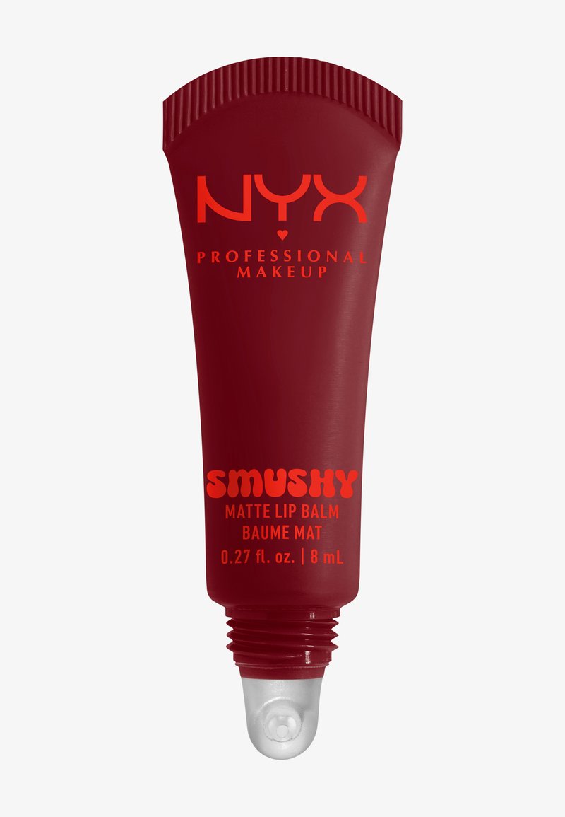 Baume à lèvres mat Smushy NYX dans un tube rouge avec un capuchon à vis, présentant des rainures embossées, une typographie orange et un embout applicateur blanc.
