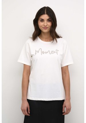 T-shirt en coton blanc à manches courtes, avec un design métallisé brodé "Moment" sur la poitrine, coupe décontractée.