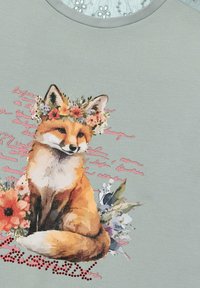 Graues T-Shirt mit einer detaillierten Illustration eines Fuchses, der mit einem Blumenkranz geschmückt ist, umgeben von Blumen und geschwungenen Textakzenten.