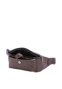Marsupio in pelle marrone con compartimento principale con zip, chiusura a pulsante e tracolla regolabile. Presenta una texture liscia e un dettaglio con il logo.
