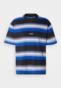 T-shirt manches courtes col rond avec des rayures horizontales noires, bleues et blanches, avec le logo "HUGO" centré sur la poitrine.