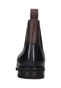 Bottine en cuir bleu foncé avec des panneaux latéraux élastiques marron texturés et une semelle en caoutchouc noir contrastante. Dotée d'une tirette pour un enfilage facile.