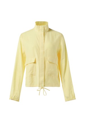 Gelbe, leichte Jacke mit Stehkragen, zwei Fronttaschen, elastischen Bündchen und einem Kordelzug am Saum. Glatte Stofftextur.