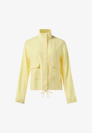 Giacca leggera gialla con colletto alto, due tasche frontali, polsini elasticizzati e orlo con cordoncino. Tessuto dalla texture liscia.
