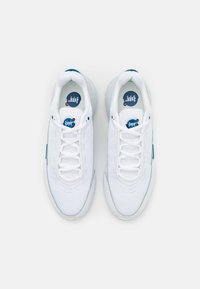 Nike Sportswear AIR MAX PULSE - Joggesko - white/glacier blue/court blue/pure platinum/summit white