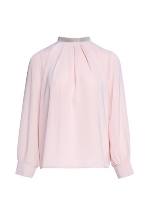 Lyserød bluse med lange ærmer, læg ved halsudskæringen, sølvfarvet krave, manchetter med knapper og løs pasform, præsenteret mod en hvid baggrund.