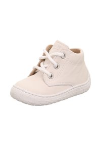 Weiße Leder-Ankelstiefel mit flacher weißer Zunge, runden Schnürsenkeln und silbernen Ösen. Strukturiere Gummisohle mit dezentem Muster und abgerundeter Zehenpartie.