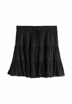 Čierna mini sukňa s vrstvenými volánmi, elastickým pásom a nastaviteľným šnúrkovaním, vybavená natrhanou tkaninou a čipkovanou lemovkou na spodnom okraji.