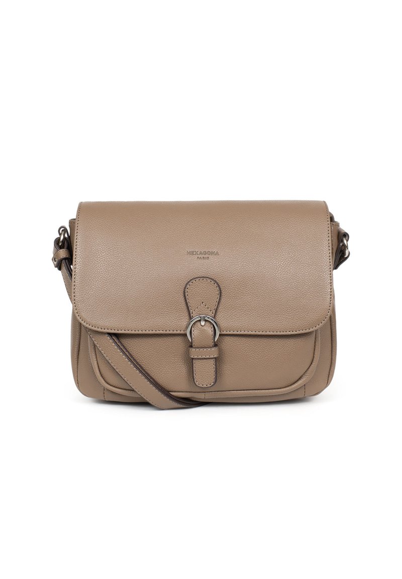Borsa a tracolla in pelle beige con chiusura a rullo, hardware in tonalità argento, tracolla regolabile e dettagli cuciti sui bordi.