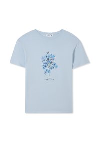 T-shirt di cotone blu chiaro con un design floreale in diverse tonalità di blu, con il testo "LE JARDIN PARISIEN" sotto il grafico.