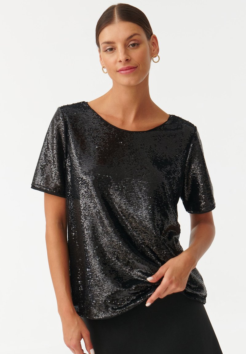 Top corto maniche corte neri con paillettes, con scollatura rotonda, caratterizzato da una texture morbida e lucida e un dettaglio di design attorcigliato in vita.