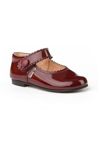 Zapato Mary Jane de charol burdeos con bordes festoneados, correa con botón redondo y tacón de goma bajo. Textura suave y diseño de punta redonda.