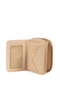 Portafoglio in pelle beige con chiusura a zip, dotato di uno slot trasparente per l'ID, numerosi scomparti per carte e una finitura testurizzata. Design compatto con accenti angolari.
