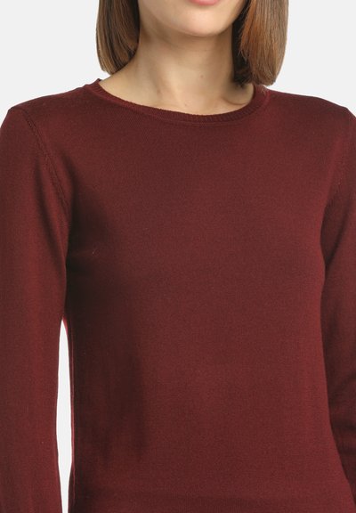 Pulover tricotat cu mânecă lungă în culoarea burgundy, cu un guler rotund, având un material texturat, cusături subtile și o siluetă ajustată.