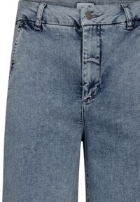 Jean en denim bleu avec une surface légèrement texturée, équipé d'une fermeture éclair frontale, d'un bouton en métal et d'un design standard à cinq poches.