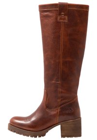 Botte en cuir marron montante avec une finition texturée, une taille de cheville courbée et un talon en bois épais. Présente un logo subtil sur le côté.