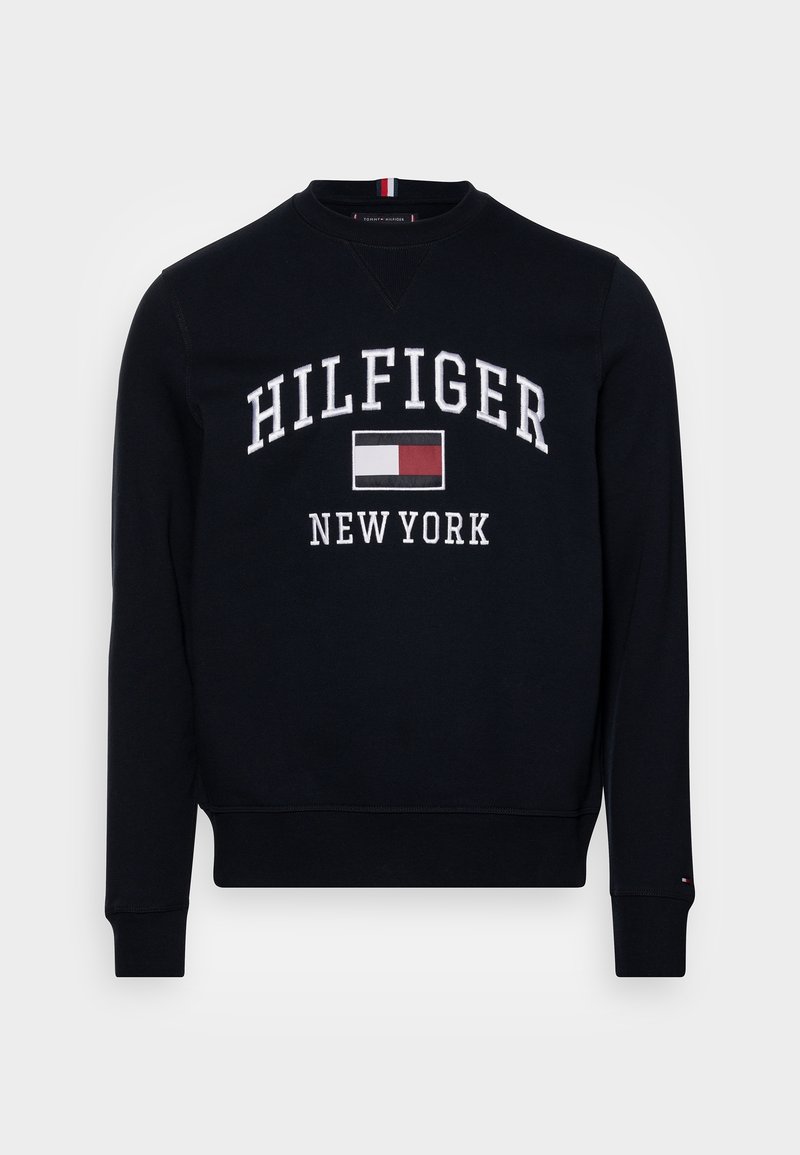 Un sweat di cotone blu scuro con collo tondo, caratterizzato da un logo ricamato bianco "HILFIGER NEW YORK" e un accento di logo rosso e bianco sul collo.
