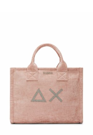 Borsa a tracolla in tessuto rosa con due manici superiori, caratterizzata da una finitura testurizzata e design geometrici in argento: triangoli e croci. Nome del marchio ricamato sulla parte superiore.