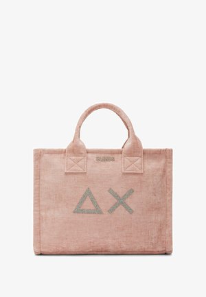 Borsa a tracolla in tessuto rosa con due manici superiori, caratterizzata da una finitura testurizzata e design geometrici in argento: triangoli e croci. Nome del marchio ricamato sulla parte superiore.