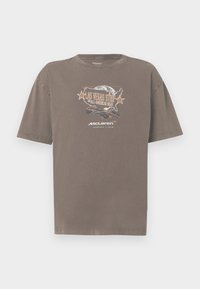 Καφέ βαμβακερό t-shirt με στρογγυλή λαιμόκοψη και κοντά μανίκια, με γραφικό τύπωμα αγωνιστικού αυτοκινήτου και κείμενο σχετικά με το Λας Βέγκας.