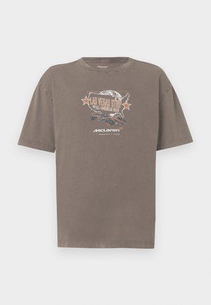 Rjava bombažna majica s krožnim izrezom in kratkimi rokavi, na kateri je grafični odtis dirkalnika in tekst o Las Vegasu.