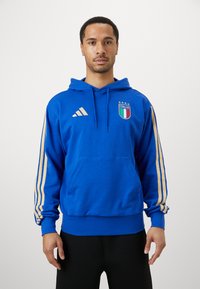 Μπλε φούτερ φτιαγμένο από μείγμα βαμβακιού, με μπροστινή τσέπη, χρυσό σχέδιο στα μανίκια και σήμα της Ιταλίας με αστέρια στο στήθος.